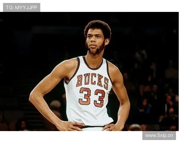 贾巴尔无球跑位制造内线错位，高效输出改变攻防格局